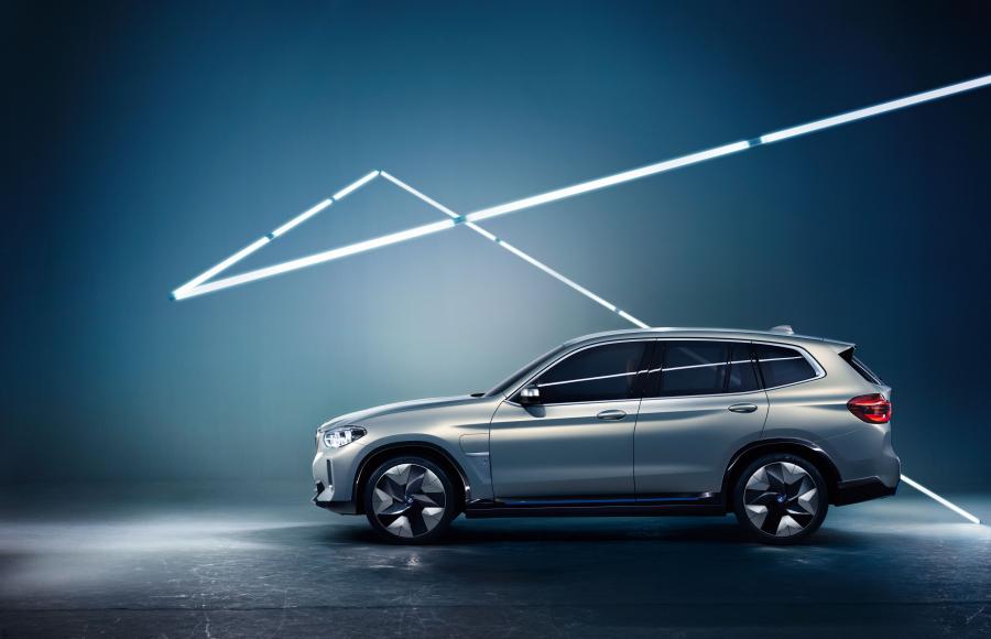  BMW Concept iX3 2018 года  (фото 11 из 17)